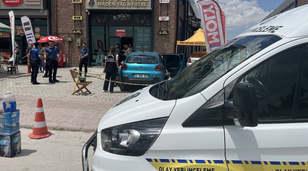 Konya'da bir kişi kafe kurşunladı! Aracını bile bırakıp kaçtı 2